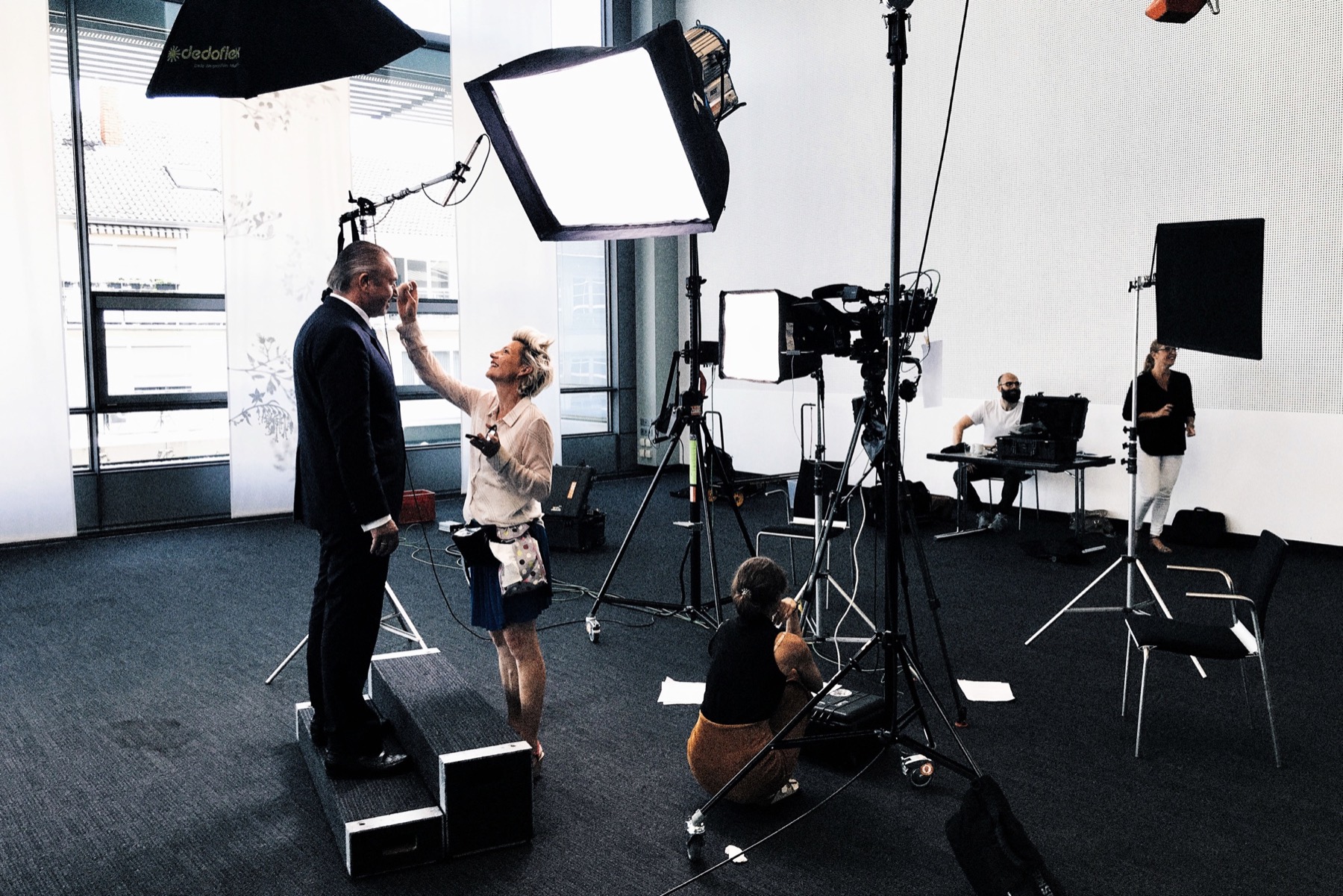 Blick hinter die Kulissen einer HAYS-Videoproduktion mit Kamera, Licht und Team