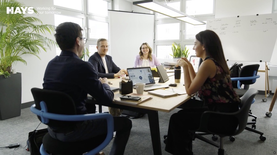 Team von HAYS in einer Besprechung aus einem Vertriebsvideo