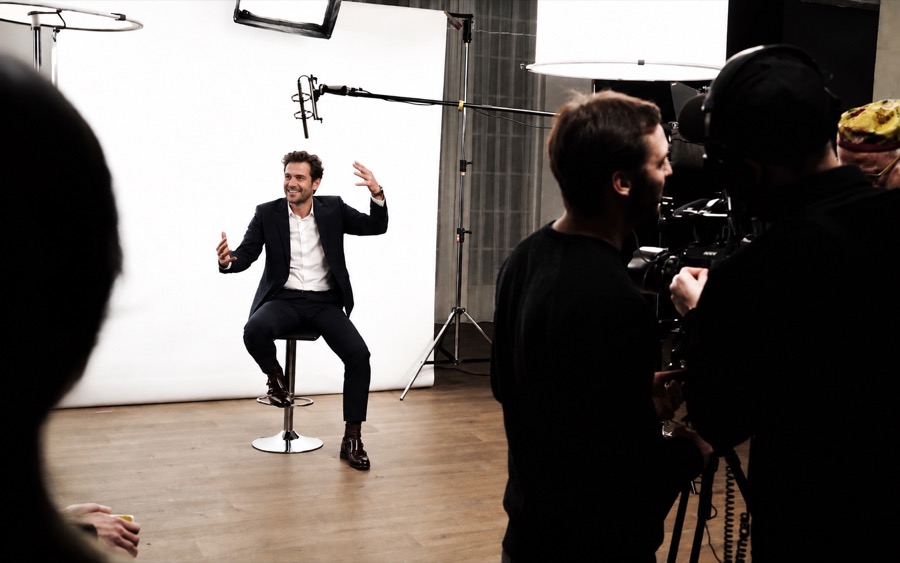 Behind the Scenes bei einer Videoproduktion mit Interviewgast und Kamerateam