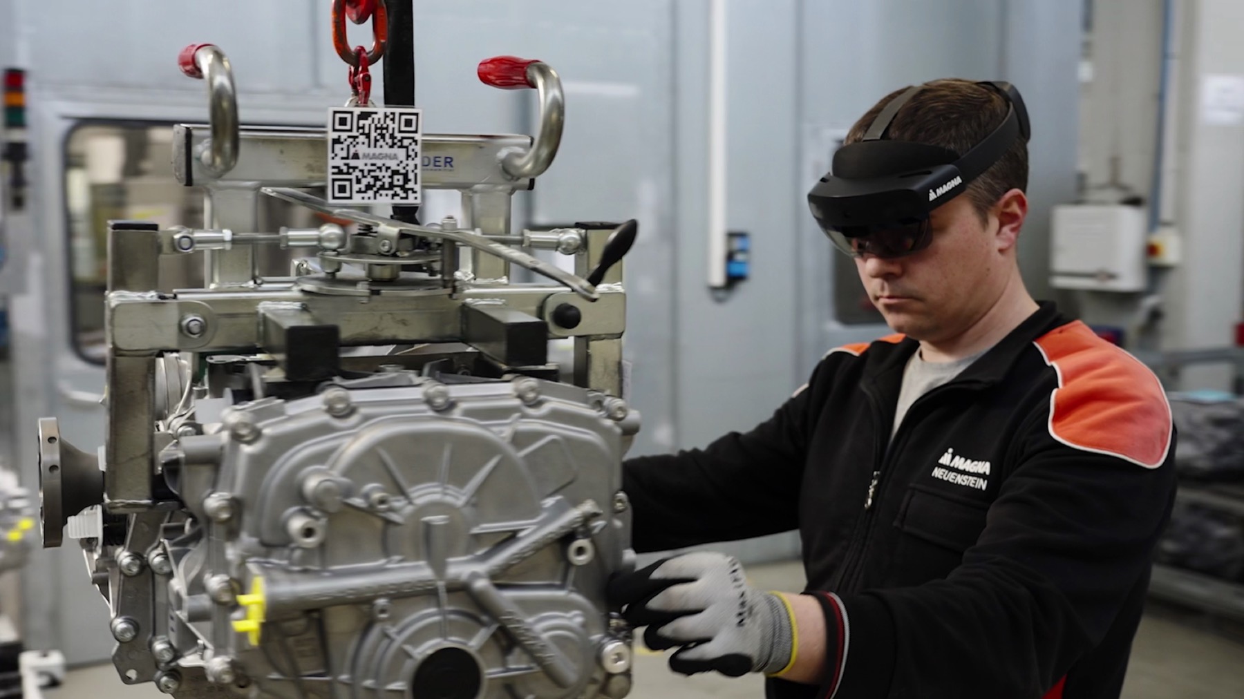 MAGNA-Mitarbeiter nutzt eine Augmented-Reality-Brille in der Produktion