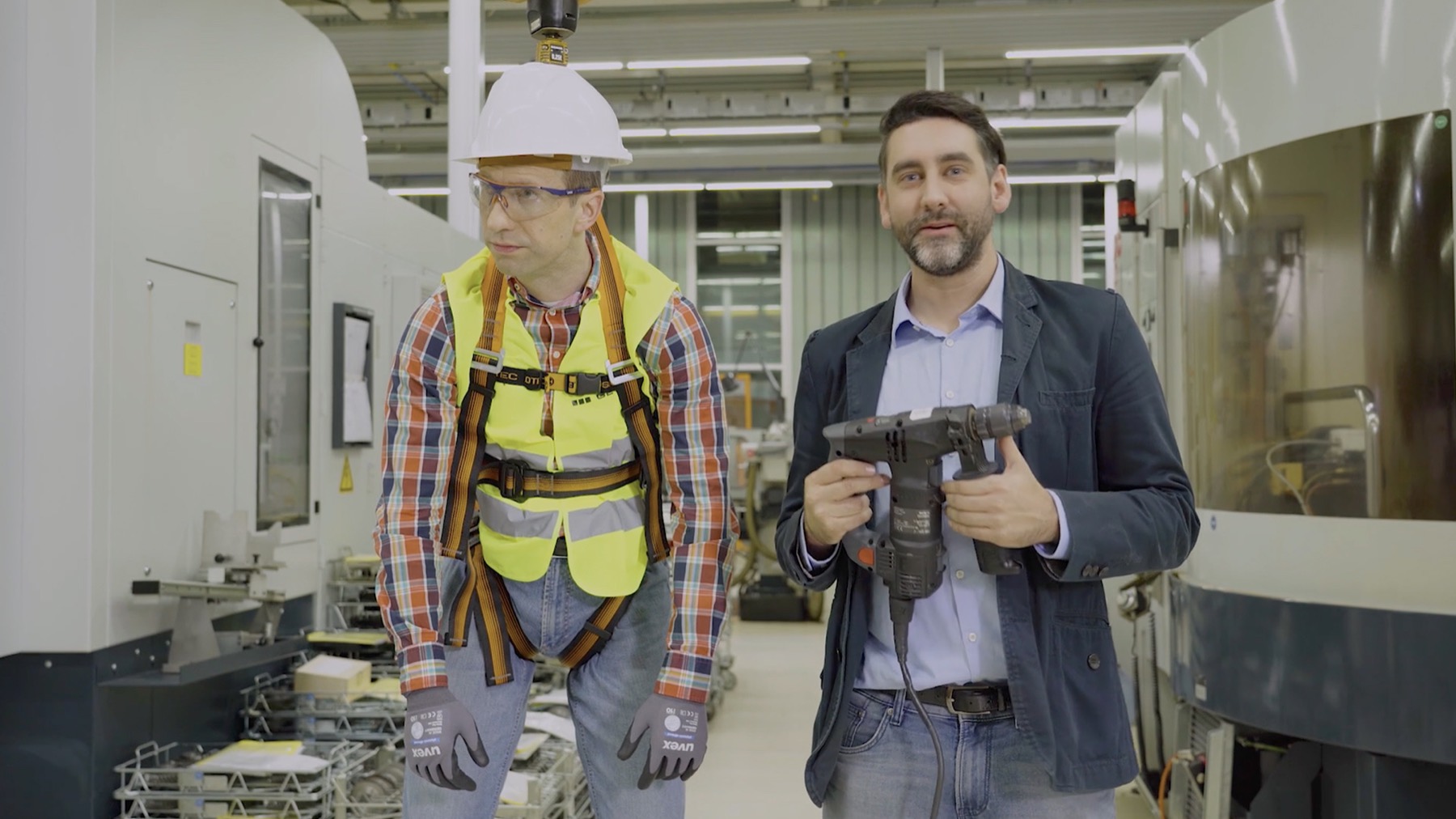 Zwei Darsteller in einer humorvollen Safety-Szene bei MAGNA
