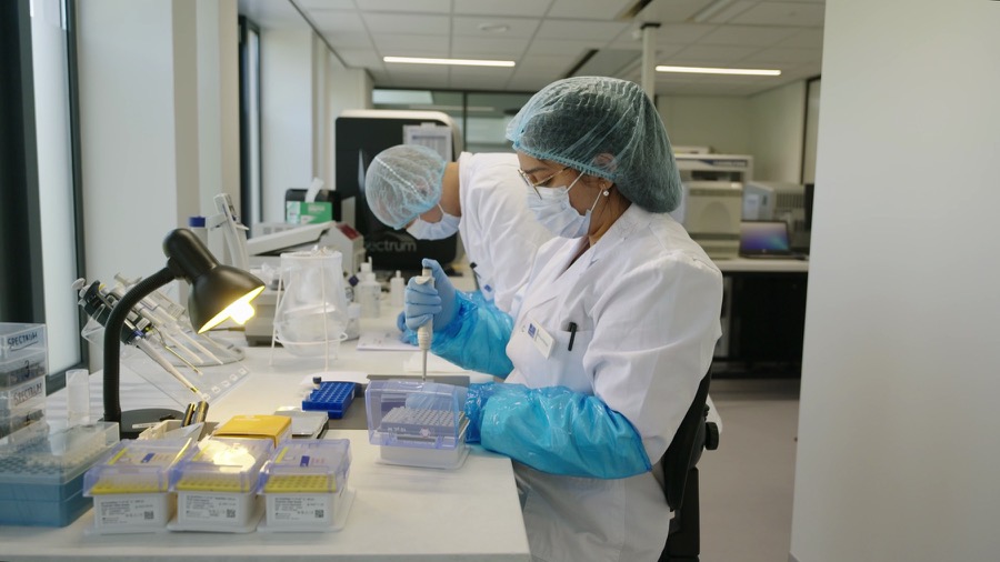 Zwei Fachkräfte bei der Laborarbeit am ICMP in Den Haag